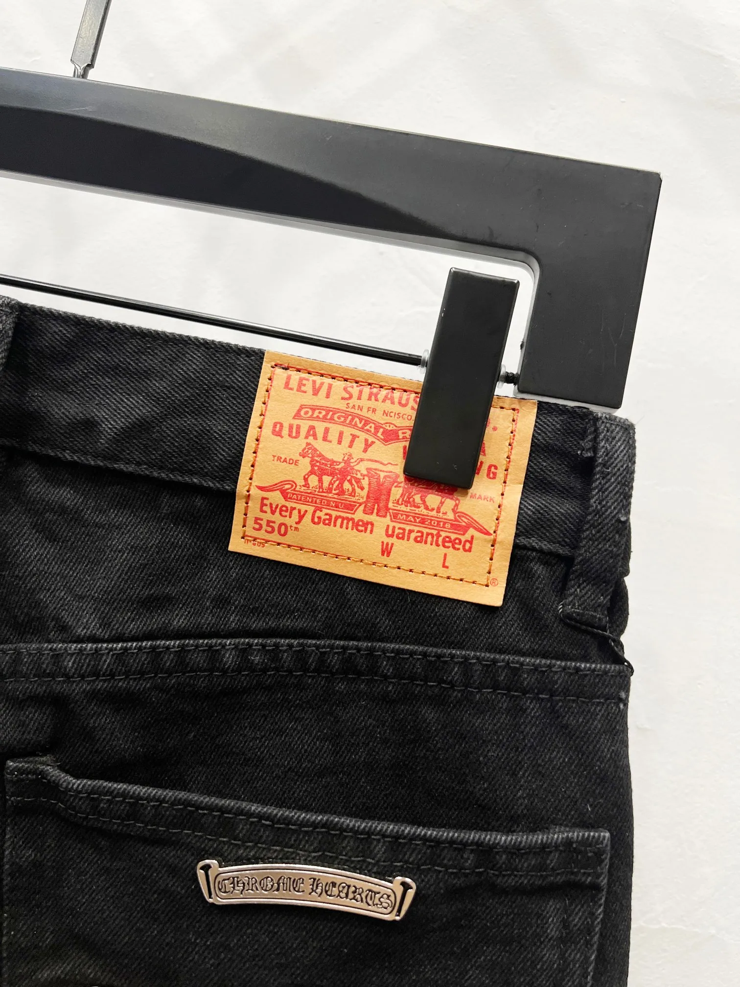P260 Style number: (K750) Style number: (K550) Chrome Hearts & Chrome Hearts CH city limited series Sanskrit cross patch patchwork leather jeans need to be washed and then disassembled and hand-made. The sheepskin cross leather is then spliced ​​to complete. The whole process is too complicated to describe. The texture can be seen in the hand, and it looks good. The styles with different washed textures are very friendly to people with thin legs and thick legs. The straight version is very flattering to the leg shape. The moderate length is timeless and can be matched easily and casually. It is the basic styling foundation for various styles and is a must-have in the wardrobe! The fabric is stiff but also makes the upper body soft without losing texture. The washing process is even more perfect. It is a must-have item for everyone! ! ! Washed wheat, hang tag, pants label, three labels are complete, the upper body effect is particularly stiff and stylish, super stylish, same style for men and women - Color: Size: 28 30 32 34